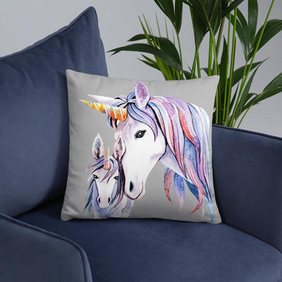 Coussin 45x45 licorne mère fille gris sur fauteuil