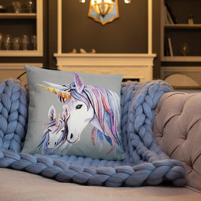 Coussin 45x45 licorne mère fille gris sur canapé