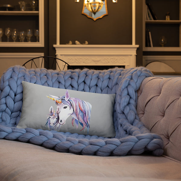 Coussin 50x30 licorne mère fille gris sur canapé