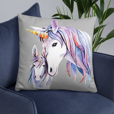 Coussin 55x55 licorne mère fille gris sur fauteuil